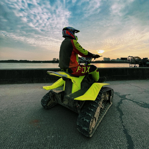 Koltuklu elektrikli kar motosikleti